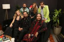 Shabana Azmi, Shekhar Kapur, Jeff Mirza, Lily James és Asim Chaudhry egy rendezvényen - Mi köze ennek a szerelemhez? (2022)