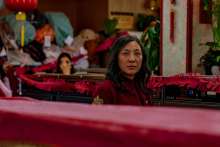Michelle Yeoh - Minden, mindenhol, mindenkor (2022)
